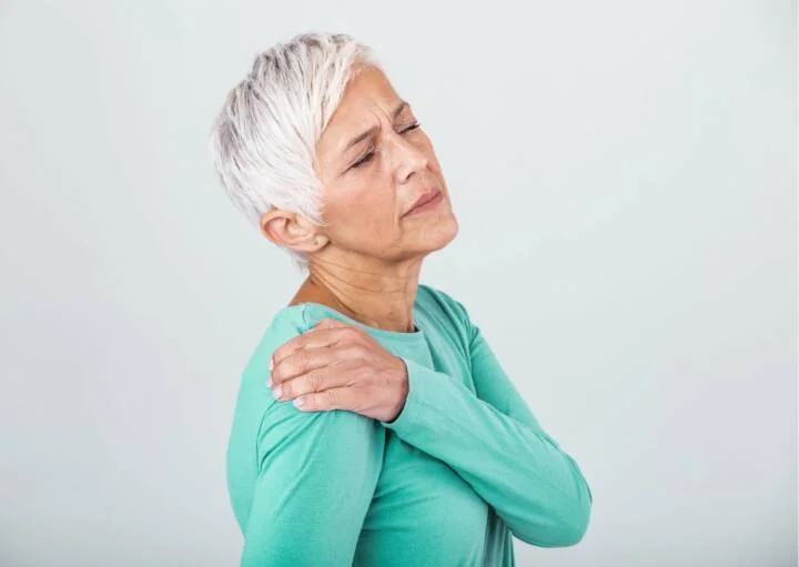 What does an injection for frozen shoulder involve?